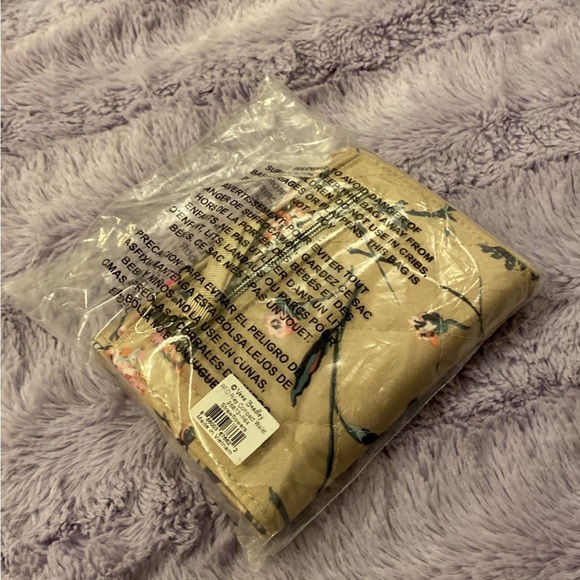 Unopened Vera Bradley floral wallet - Picture 3 of 6